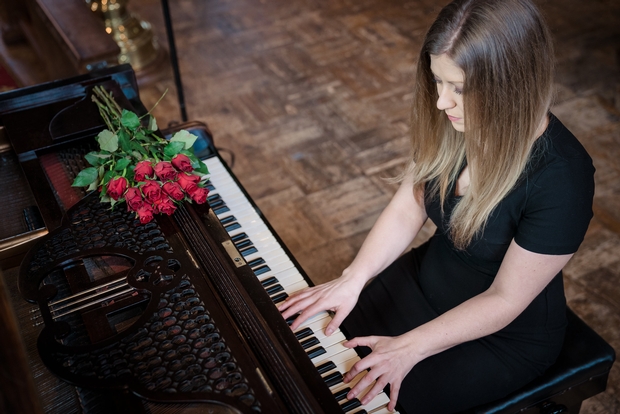 Thinking about music for your big day? We asked Gemma Watkins of The Wedding Pianists why she believes live is best: Image 1