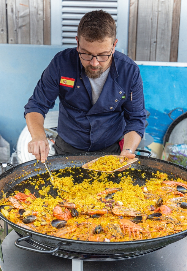 Paella Ca'Luciano preparing a huge paella for a wedding breakfast